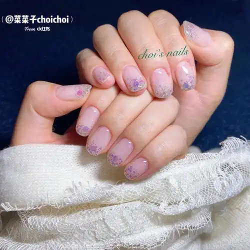 挺短的0269♀15做的这个亮片渐变款把指尖的指甲遮住显得手很