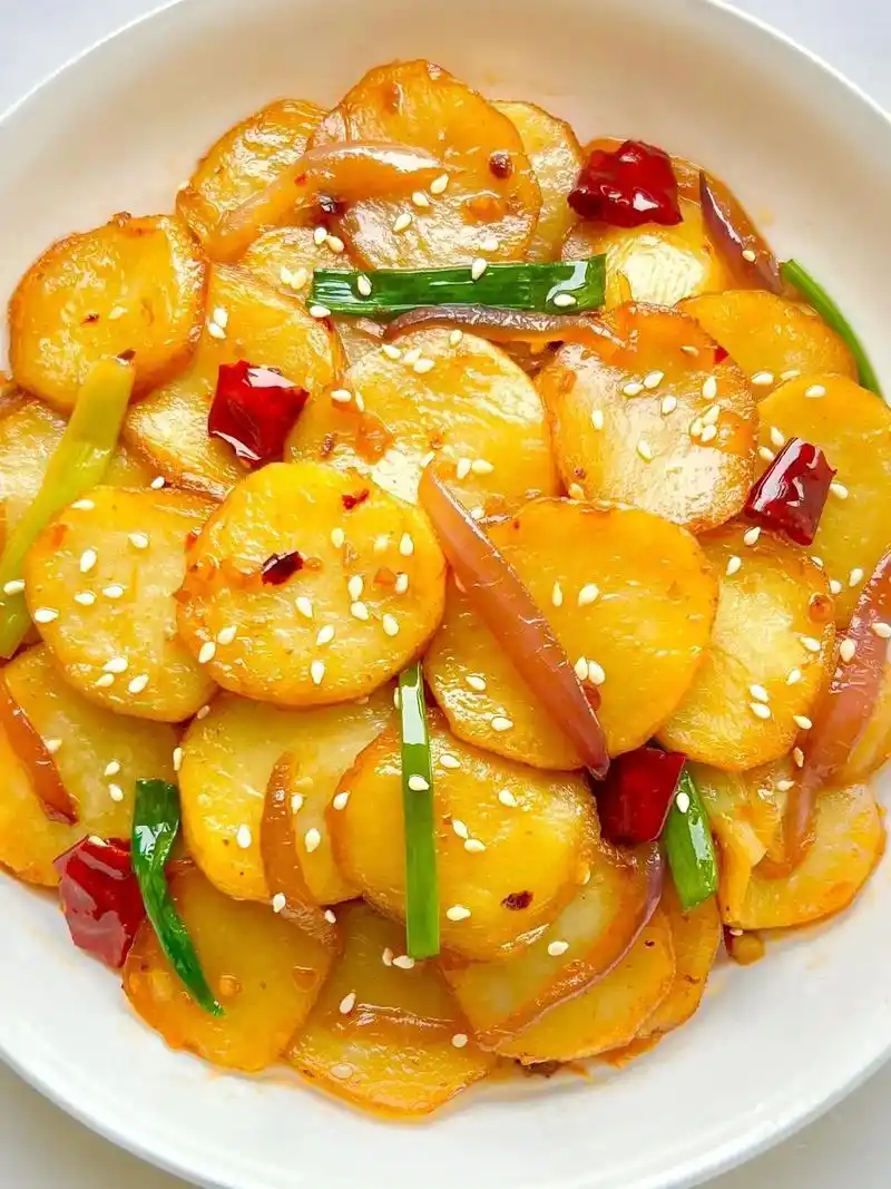 家常干锅土豆片儿,我能吃一辈子!食材准备:土豆 洋葱 干辣椒 - 抖音