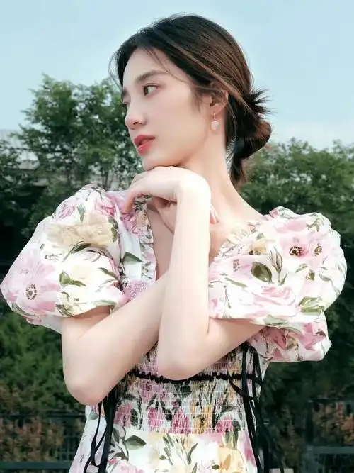 万鹏高清魅力写真,优雅迷人!__财经头条