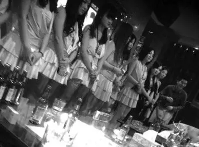 记者暗访会所女孩真空包装陪酒游戏露骨