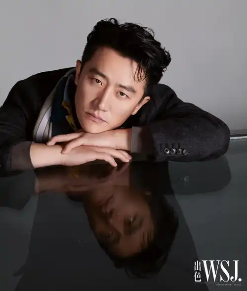 黄轩登时尚杂志十二月刊封面复古正装彰显绅士品格