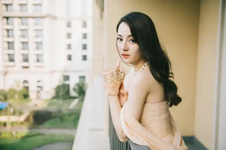 迪丽热巴裸色薄纱高定礼服,精致钻饰手套搭配微卷长发,柔美优雅__凤凰