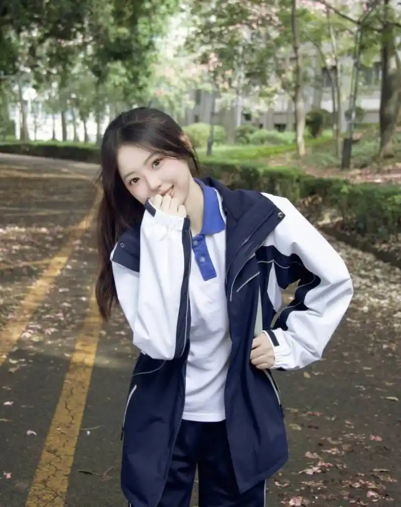 青春视野#以前觉得校服丑,现在觉得校服很美. 难道是我的审美有问 ??