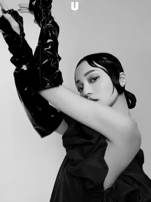 张韶涵黑白质感写真图片