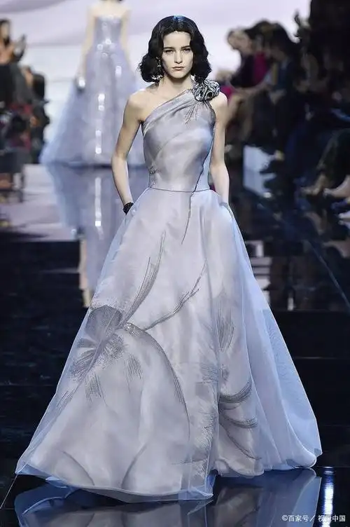 年会穿搭首选的高定礼服款式,让你成为人群中的那一抹惊艳