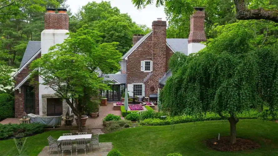 花园草坪灌木自然风景别墅壁纸