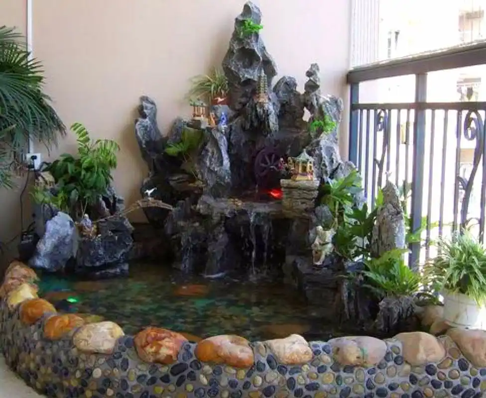 业主阳台做个漂亮的鱼池,邻居们纷纷夸赞,楼下的业主却不愿意了