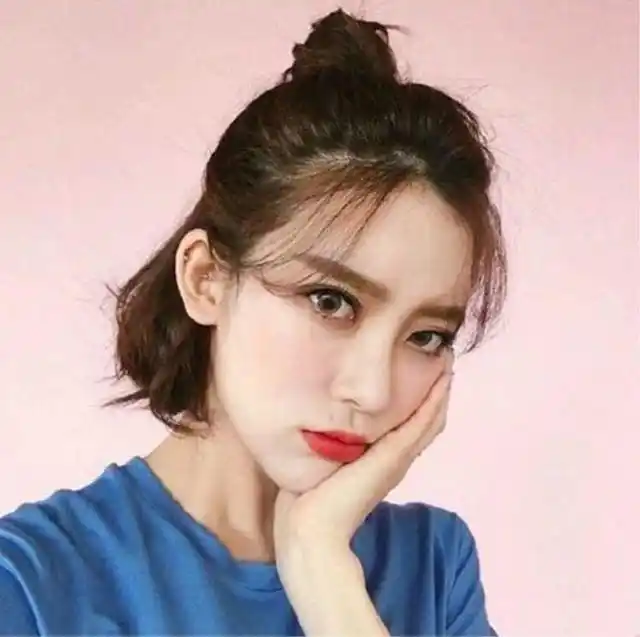 我的额头窄颧骨高,沙质头发,适合留什么发型,剪短发合适吗?