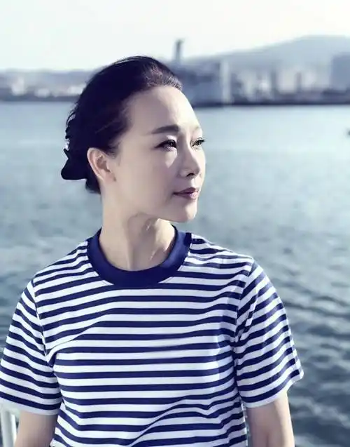 歌唱家吕薇:男友癌症离世,感情生活有遗憾,51岁婚姻状况成迷?