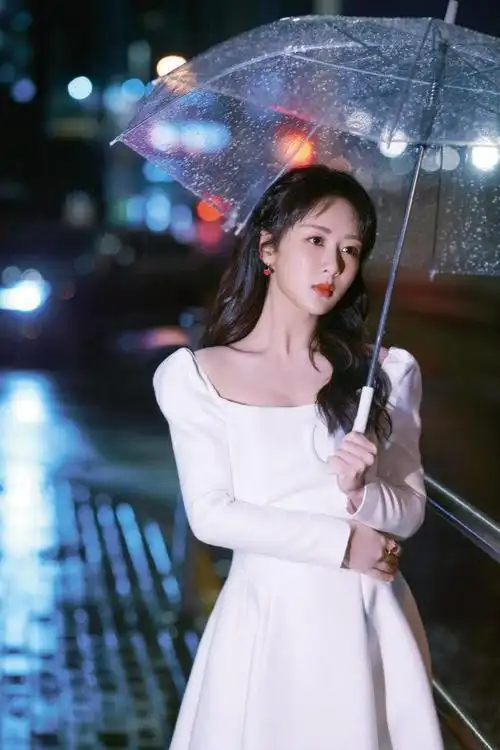 杨紫出山就放大招!穿白裙雨中撑伞变绝美女神,却没有倪妮惊艳