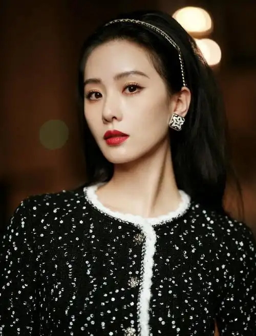 刘诗诗走得好快##刘诗诗好贵气#刘诗诗出席活动的这身造型好贵气呀