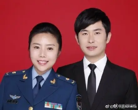 3月2日下午,超女纪敏佳(现名纪丹迪)在微博晒出一张身穿军装的结婚照