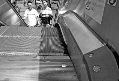 荆州电梯"吃人"事件发生一天后,自动电梯再一次"闯了祸".