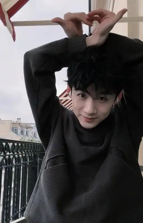 白敬亭来给大家花式比心了|白敬亭_新浪新闻