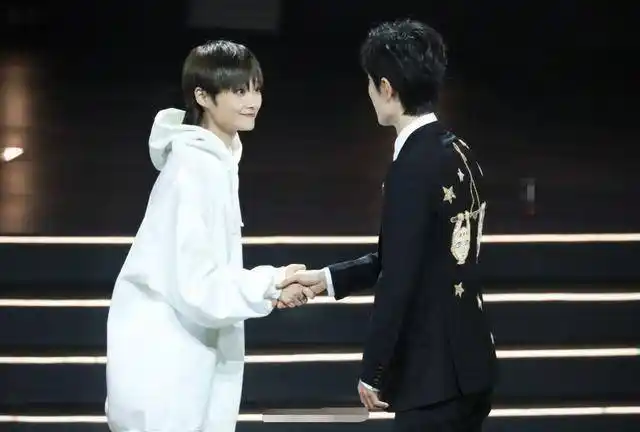 肖战台下跟李宇春握手,注意到他的肢体语言,懂不懂感恩一目了然