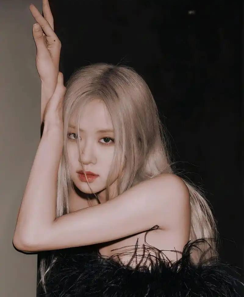 韩国女歌手朴彩英性感写真,太欲了,尤其是最后一张黑丝太漂亮了