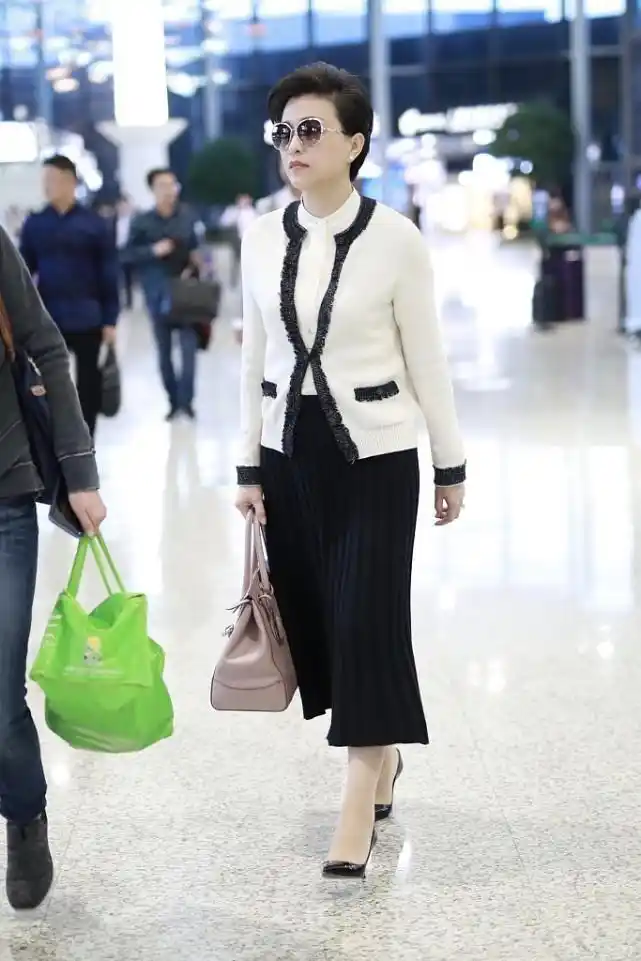 原创杨澜真是60后的骄傲小香风外套配百褶裙端庄稳重高贵典雅