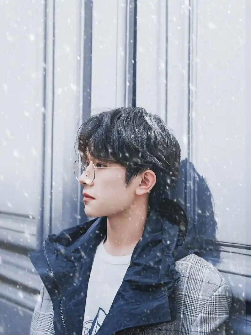 易烊千玺《嘉人》杂志