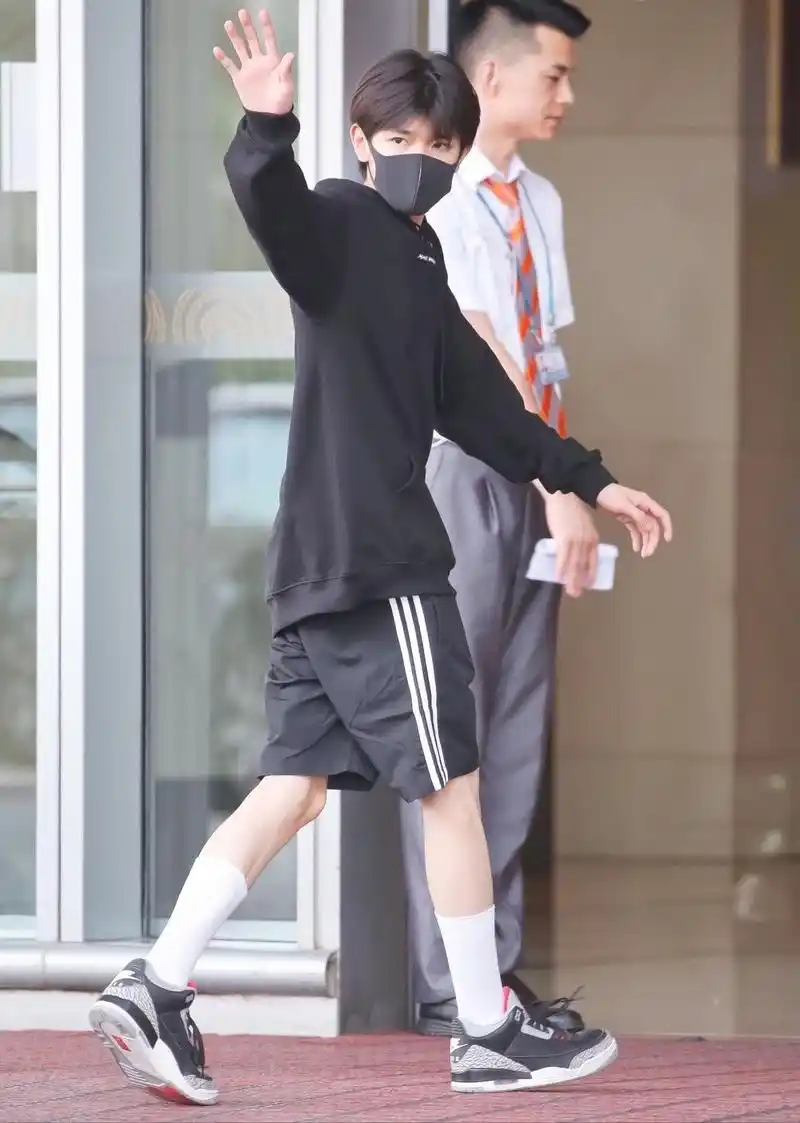 王源现身西安参加活动长袖短裤穿出新时尚粉丝应援整齐有序