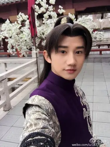 梁振伦##梁振伦锦绣未央# 少年静立,蓝衣墨发,清华尊贵;少年挽弓