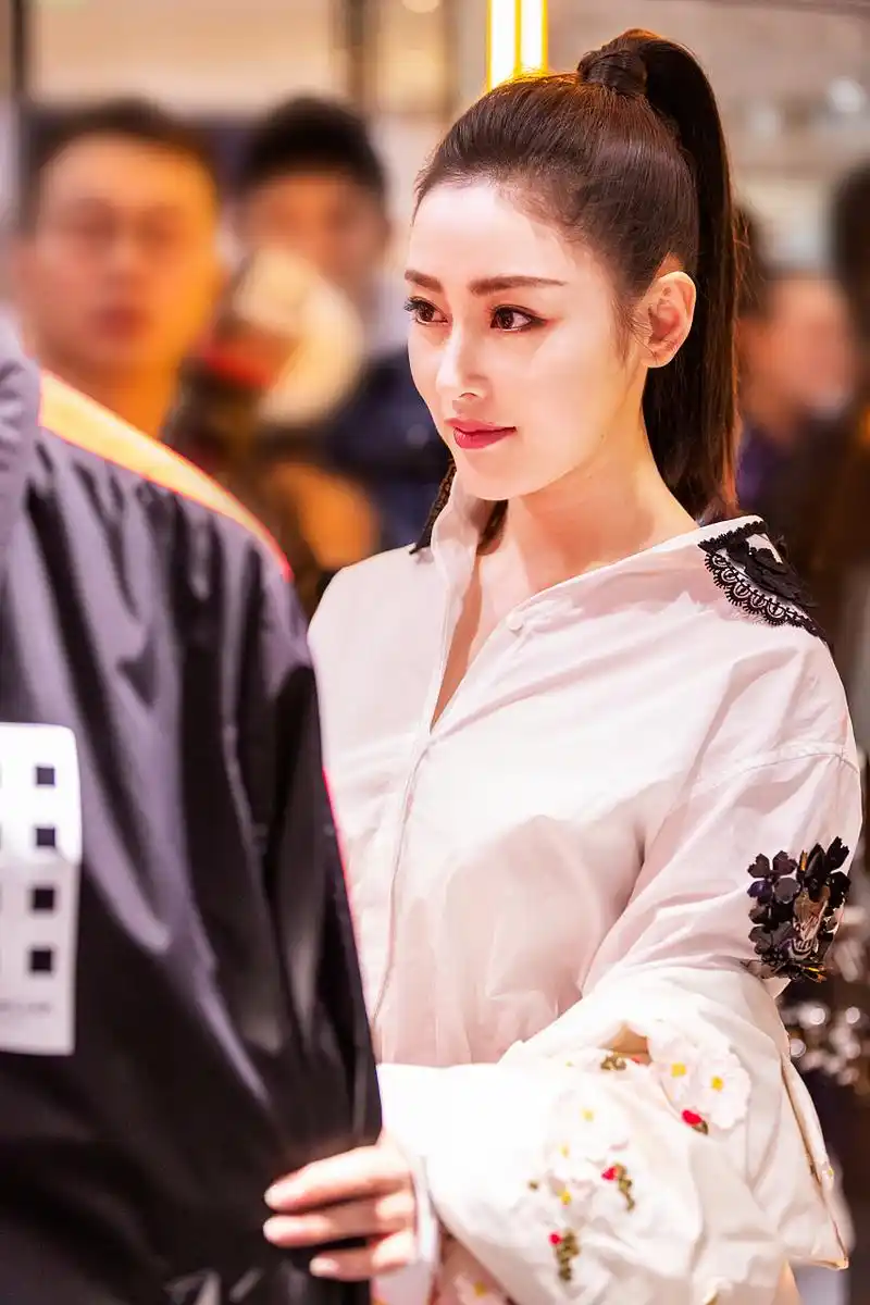 12月5日,张天爱出席某活动,身穿红色长裙,又漂亮又喜庆,然而,期间一个