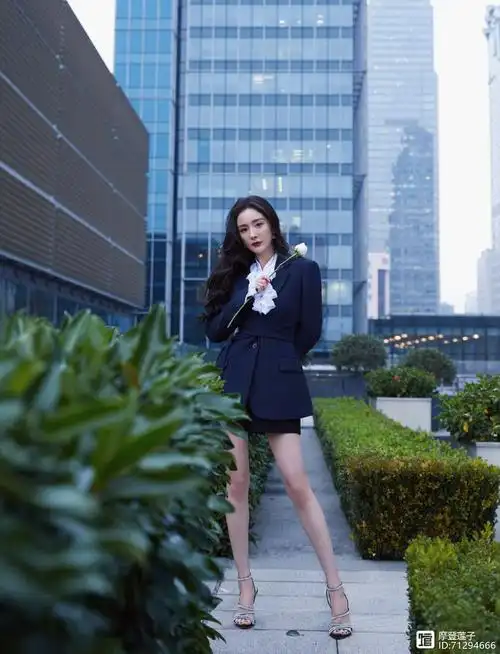 杨幂的衣品确实好,穿藏青色西装配卷发很有魅力,大方秀出好身材