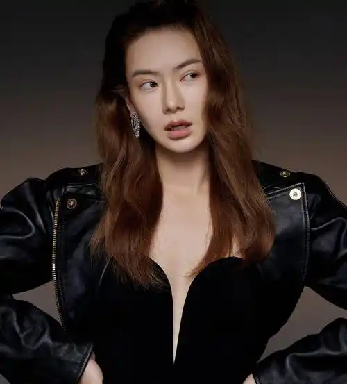 戚薇杂志造型酷炫霸气,宽大西装有型帅气,展现时髦自然范儿_时尚_照片