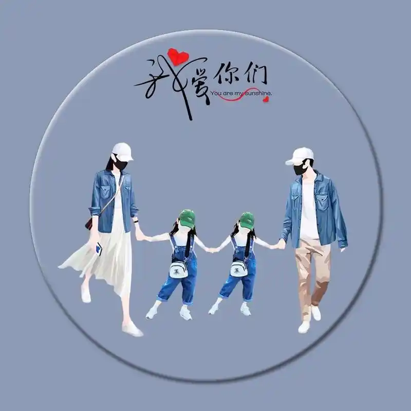 一家四口,爸爸 妈妈 2个女儿.