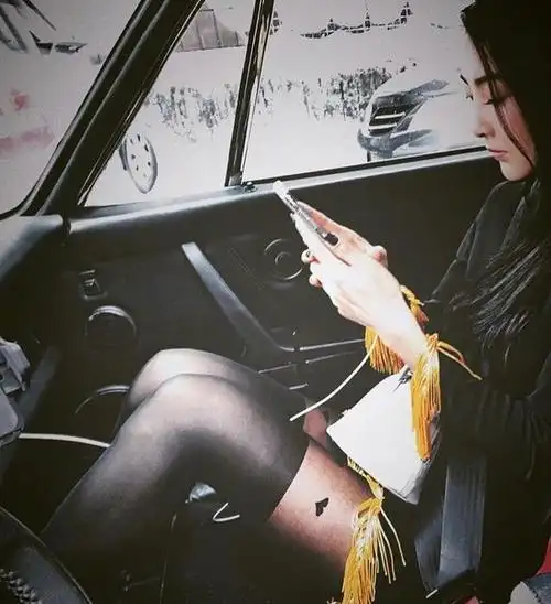 娇妻车中穿黑丝秀美腿,侧面撞脸范冰冰,曹格直呼无法专心开车