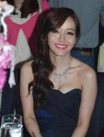 分手周杰伦后,侯佩岑的绯闻传闻一直不绝于耳.