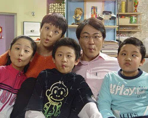 《家有儿女》的拍摄,在戏中饰演小雪的男朋友《狂野男孩》,此剧照一经