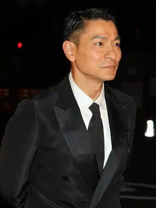 63岁刘德华做客某网红直播间再唱《恭喜发财》 天王气质不减当年_电影