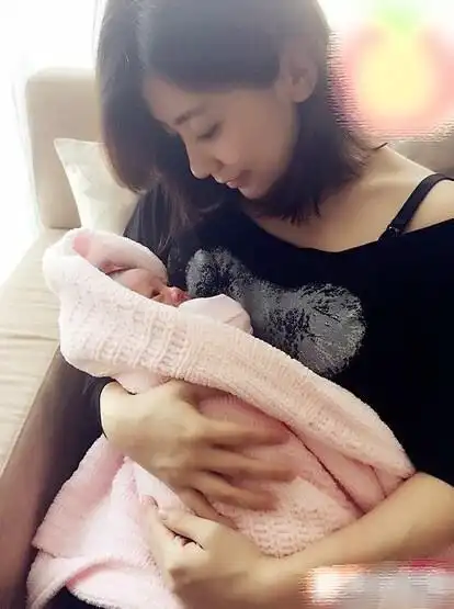 贾静雯爱女眼鼻像妈嘴像爸