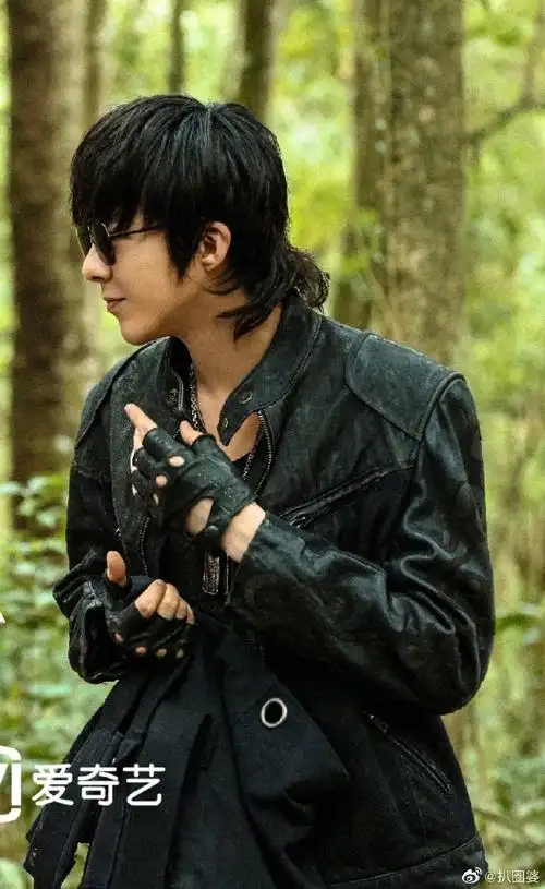 刘宇宁黑眼镜##刘宇宁微博直播惊喜官#刘宇宁《终极笔记》黑眼镜剧照