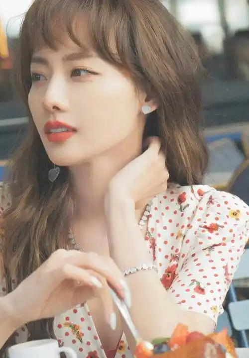 张嘉倪碎花裙优雅甜美,回眸一笑温柔治愈,网友:真是被宠爆了