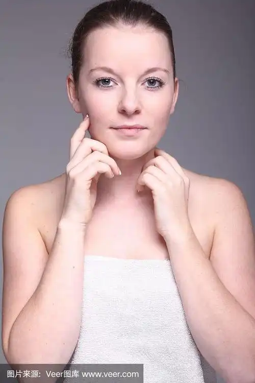 美丽的白种人皮肤护理女人