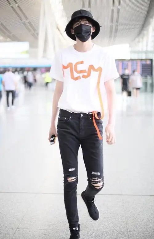 组图:刘宇宁现身机场低调有型 戴渔夫帽穿破洞裤尽显长腿_高清图集