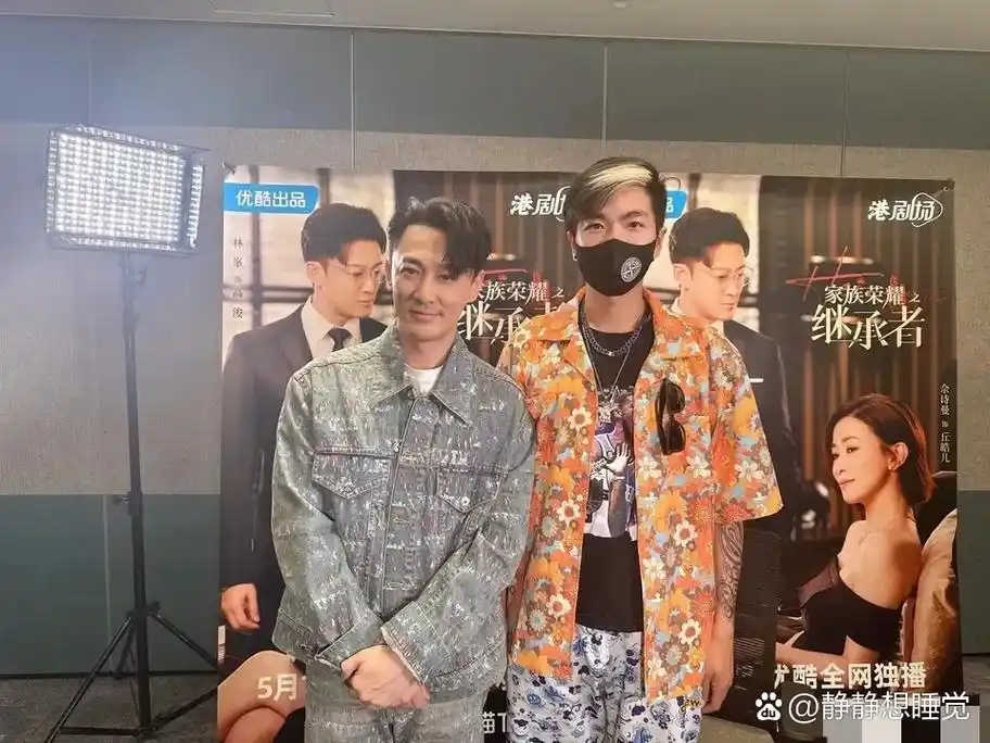 我朋友光脚身高185,穿平底鞋和林峯站在一起,林峯是2公分的旅游鞋