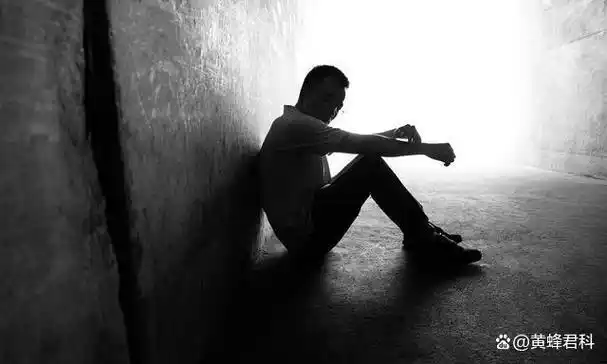 奶奶葬礼后,管账的正要算账,一旁的大伯摆摆手,把我爸喊回了屋