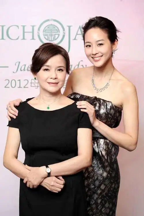 蓝盈莹妈妈气质太好,50岁身材美貌不输20岁!