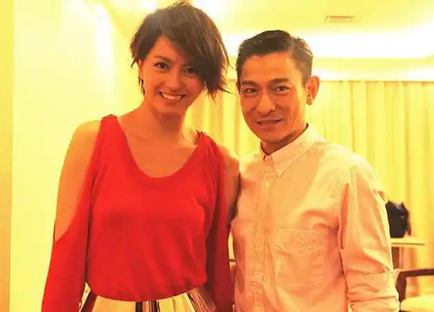 老友齐聚演唱会刘德华又调皮了与梁咏琪的合影姿势有亮点