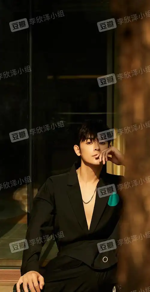 李欣泽yours此刻电子刊颜值爆表气质绝佳快来欣赏吧更多美照记得去