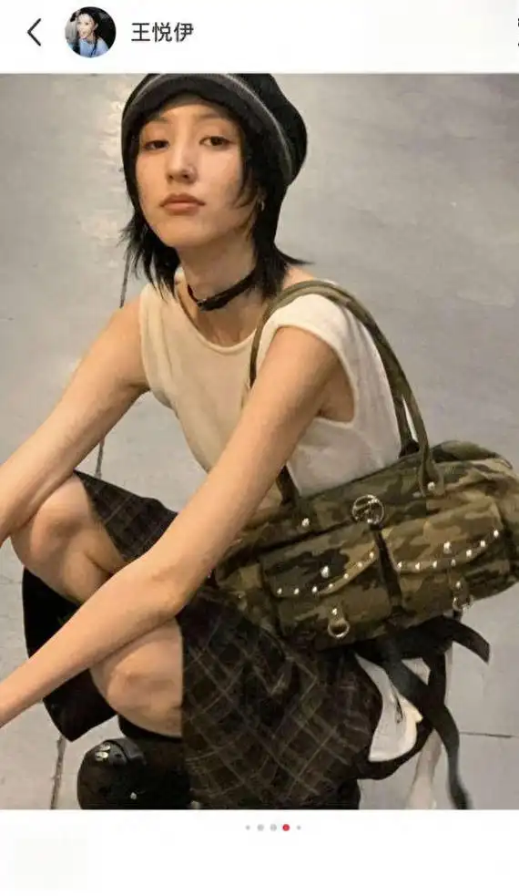 华晨宇女友低调秀恩爱 华晨宇的女友王菲儿在社交媒体上发布了一组