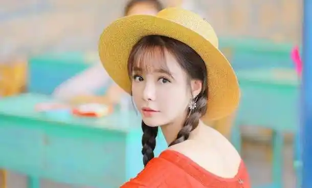 沈梦辰被偶遇,原相机下打扮低调肤色黑,拍摄者赞她真人又瘦又美_网友