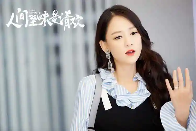 原创45岁陈乔恩生日性感照引关注展现完美身材打破传统审美观念