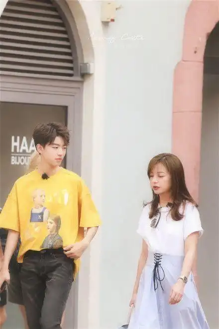 看了王俊凯和女生的这张合照,粉丝怎么都在催促他找女朋友?