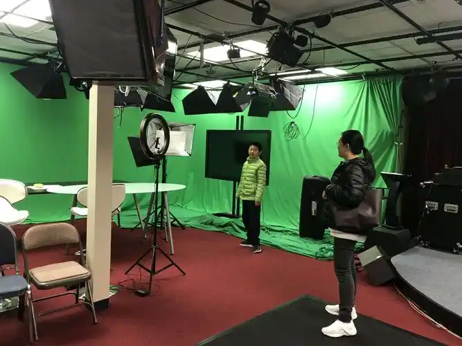 走到一个空档的摄影棚,shila特地邀请我们进来感受一下摄影棚的阀围