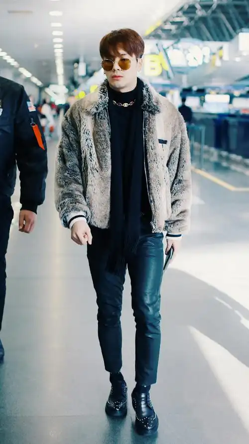 王嘉尔这比例这身材这脸蛋搭配着这性感的小胡渣,太赞了!