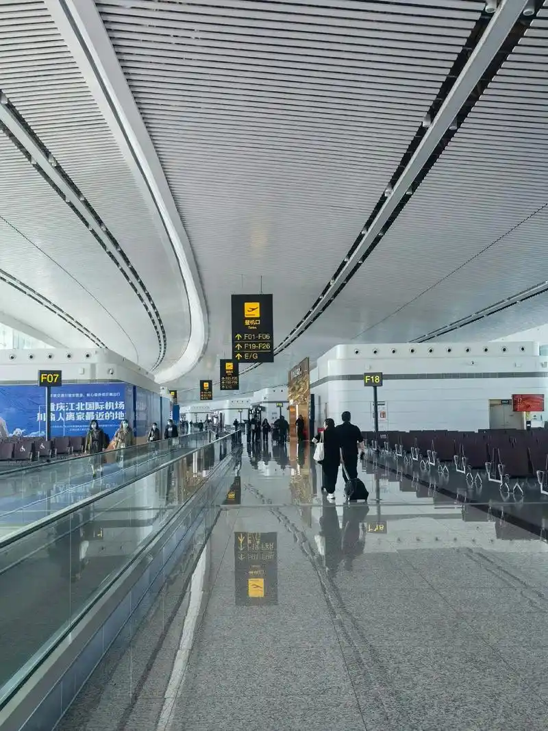 没带耳机拍的照片,只是想说下重庆江北机场在疫情之下 - 抖音