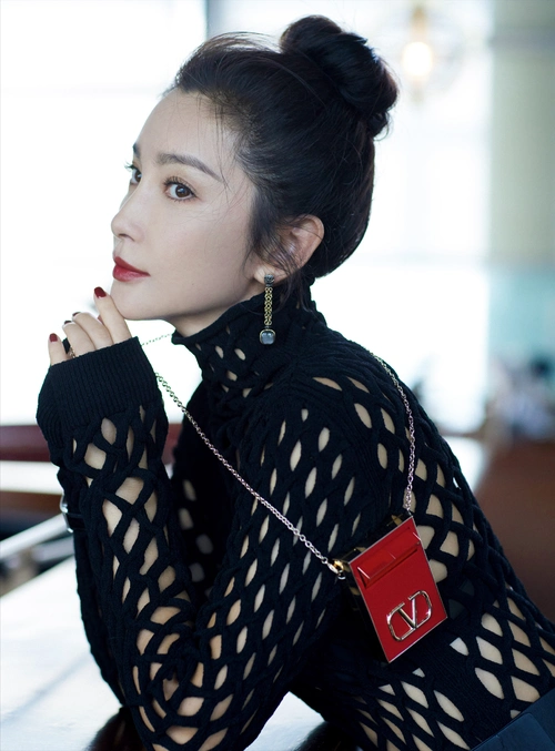 关晓彤比例超模特,却输给大23岁李冰冰性感渔网装!